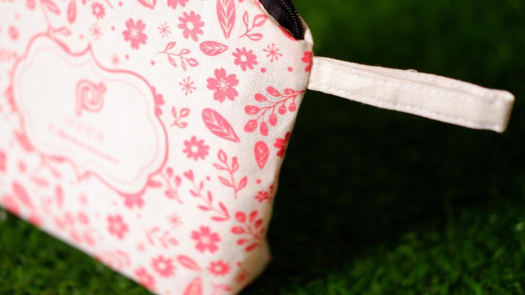 Comment porter un sac banane floral avec une tenue bohème chic ?